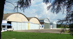 Reforma dos telhados dos hangares do Aeroclube de Guaratinguetá